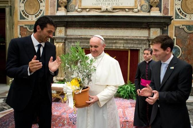 Papa Francesco con Gianluigi Buffon e Lionel Messi. Ap